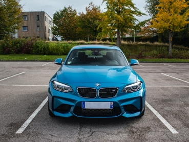 水色のBMW車